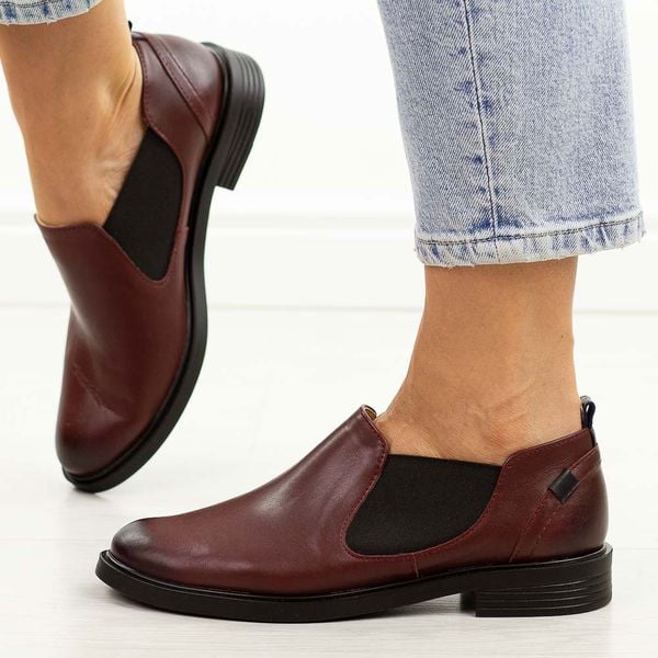 Bordowe skórzane Polskie półbuty damskie Gregors 1156. Czerwone półbuty wsuwane GREGORS, na wiosnę, bez wzorów, z jeansu, biznesowe, z okrągłym noskiem, bez obcasa, na płaskiej podeszwie. Za 359.00 zł.