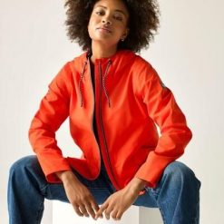 Damska wodoodporna kurtka z kapturem Bayletta. Brązowe kurtki Regatta, bez wzorów, z poliesteru, z kapturem. W wyprzedaży za 229.99 zł.