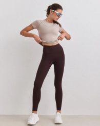 Damskie legginsy z wysokim stanem, squat proof, z kieszeniami Sense czekoladowe. Brązowe legginsy AIM'N, bez wzorów, z elastanu, długie. Za 348.00 zł.