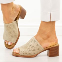 Beżowe skórzane klapki damskie na obcasie T.Sokolski 365. Brązowe klapki Sokolski, bez wzorów, z jeansu, eleganckie, bez obcasa, na obcasie, bez zapięcia. Za 219.00 zł.