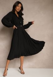 Czarna Koszulowa Sukienka z Plisowanymi Zdobieniami i Paskiem z Klamrą Efrivelle. Czarne sukienki Renee, na co dzień, l, z aplikacjami, eleganckie, bez kołnierzyka, bez ramiączek, midi, kopertowe. W wyprzedaży za 99.99 zł.