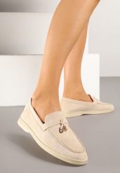 Beżowe Mokasyny z Ekozamszu Zdobione Metaliczną Zawieszką Ralselia. Brązowe mokasyny Renee, z aplikacjami. Za 89.99 zł.