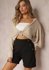 Czarne Dopasowane Szorty z Eleganckimi Guzikami i Wsuwanymi Kieszeniami Reitza. Czarne szorty Renee, bez wzorów, eleganckie. W wyprzedaży za 59.99 zł.