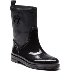 Kalosze TOMMY HILFIGER - Shiny Camo Rain Boot FW0FW03318 Black 990. Czarne kalosze Tommy Hilfiger, ze skóry ekologicznej. Za 549.00 zł.