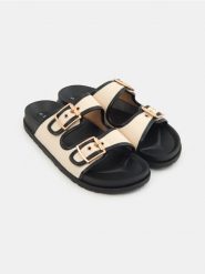 Klapki z dwoma paskami - czarny. Czarne klapki Sinsay, bez wzorów, bez obcasa, bez zapięcia. Za 39.99 zł.