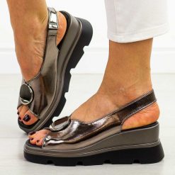 Platynowe skórzane sandały damskie na koturnie T.Sokolski L26-249. Szare sandały Sokolski, bez wzorów, z materiału, bez obcasa, na koturnie, bez zapięcia. Za 239.00 zł.