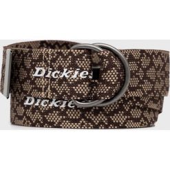 Dickies pasek kolor zielony. Zielone paski Dickies, bez wzorów. W wyprzedaży za 93.99 zł.
