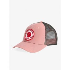 Czapka z daszkiem Fjallraven 1960 Logo Langtradarkeps. Czerwone czapki z daszkiem Fjällräven, bez wzorów, sportowe. Za 135.99 zł.