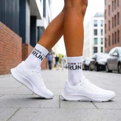 Białe skarpetki damskie born to run 1230. Białe skarpetki Milena, bez wzorów, z bawełny. Za 16.90 zł.