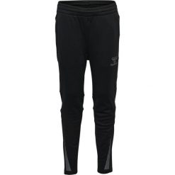 Spodnie dresowe dla dzieci Hummel BTC Winter. Czarne szorty Hummel, bez wzorów, z dresówki, młodzieżowe. Za 185.45 zł.