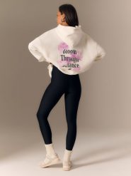 4F Bluza dresowa loose z kapturem damska - beżowa M. Brązowe bluzy 4f, m, bez wzorów, z dresówki, bez ramiączek, z kapturem. Za 189.99 zł.