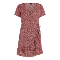 Sukienka damska Protest Prtsky 23. Czerwone sukienki Protest, bez wzorów, sportowe, bez kołnierzyka, bez ramiączek, mini, sportowe. Za 342.50 zł.