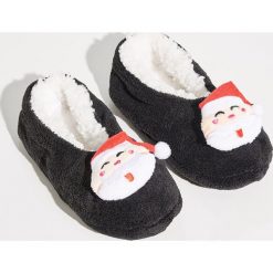 Świąteczne kapcie - Czarny. Czarne kapcie Sinsay. Za 24.99 zł.