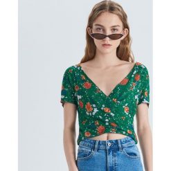 Krótka bluzka z kopertowym dekoltem - Zielony. Bluzki marki Cropp. Za 39.99 zł.