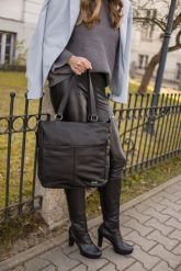 Shopperka skórzana SHE S06 czarna. Czarne torebki klasyczne SHE, bez wzorów, ze skóry, bez dodatków. Za 239.99 zł.