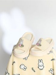 Kapcie Miffy - żółty. Żółte kapcie Sinsay, bez wzorów. Za 29.99 zł.