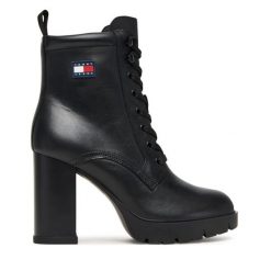 Botki Tommy Jeans. Czarne botki Tommy Jeans, bez wzorów, z jeansu, bez obcasa, na słupku, bez zapięcia. Za 529.99 zł.
