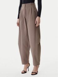 Guess Spodnie materiałowe W6RB08 WJ692 Brązowy Regular Fit. Brązowe spodnie materiałowe Guess, z aplikacjami, z materiału. Za 479.99 zł.