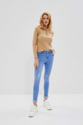 Jeansy medium waist z przetarciami nad kolanami niebieskie. Niebieskie jeansy MOODO, xs, bez wzorów, z bawełny. W wyprzedaży za 51.99 zł.