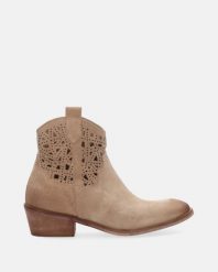 BEŻOWE BOTKI Z AŻUROWĄ CHOLEWKĄ 13550L CAM SABBI. Brązowe botki Venezia, w ażurowe wzory, ze skóry, bez obcasa, bez zapięcia. Za 499.00 zł.
