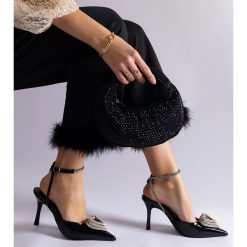 Czarne szpilki z odkrytą pięta zdobione cyrkoniami. Czarne szpilki z aplikacjami, ze skóry ekologicznej, eleganckie, ze szpiczastym noskiem, bez obcasa, na szpilce, bez zapięcia. Za 78.89 zł.