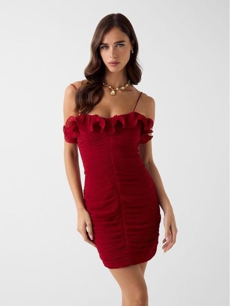 Guess Sukienka koktajlowa W6RK80 WI342 Czerwony Classic Fit. Czerwone sukienki Guess, z aplikacjami, z syntetyku, wizytowe, bez kołnierzyka, bez ramiączek. Za 699.99 zł.
