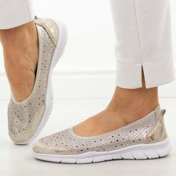 Szampańskie ażurowe skórzane baleriny damskie Jezzi 9997. Żółte baleriny Jezzi, w ażurowe wzory, z jeansu, casualowe, z okrągłym noskiem, bez obcasa, na płaskiej podeszwie, bez zapięcia. Za 189.00 zł.