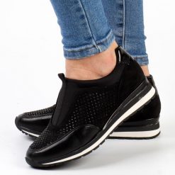 Czarne sneakersy damskie, półbuty M.Daszyński 2169-3. Czarne półbuty wsuwane M.Daszyński, w ażurowe wzory, ze skóry, bez obcasa, na obcasie. Za 159.00 zł.