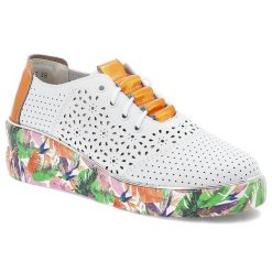 Białe Sneakersy Artiker Ażurowe Obuwie Damskie. Białe buty treningowe Artiker, w ażurowe wzory, bez zapięcia. Za 199.00 zł.
