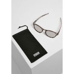 Okulary przeciwsłoneczne Urban Classics 106 uc. Szare okulary przeciwsłoneczne Urban Classics, bez wzorów. W wyprzedaży za 34.50 zł.