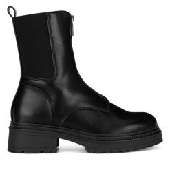 Botki JENNY. Czarne botki Jenny, bez wzorów, bez obcasa, na płaskiej podeszwie, bez zapięcia. Za 169.99 zł.