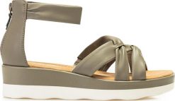Clarks Sandały Clarks Clara Rae 26165378. Sandały Clarks, bez wzorów, bez obcasa, bez zapięcia. Za 284.90 zł.