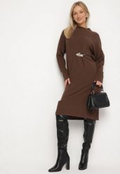 Brązowa Sweterkowa Sukienka z Wiskozą i Broszką Tinarrea. Brązowe sukienki Born2be, do pracy, z aplikacjami, z dzianiny, biznesowe, bez kołnierzyka, bez ramiączek, sportowe. Za 129.99 zł.