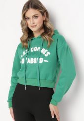 Zielona Bluza z Napisem i Kapturem Sallis. Zielone bluzy Born2be, na zimę, l, bez wzorów, z dzianiny, casualowe, bez ramiączek. W wyprzedaży za 59.49 zł.