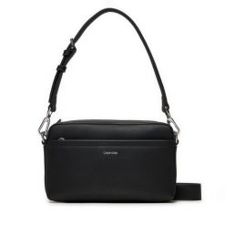 Torebka Calvin Klein. Czarne torebki klasyczne Calvin Klein, bez wzorów, klasyczne, bez dodatków. Za 449.99 zł.