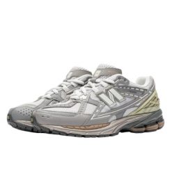 Buty do chodzenia dla dorosłych New Balance 1906N Team Away Grey. Szare buty sportowe lifestyle New Balance, bez wzorów, bez zapięcia, trekkingowe. W wyprzedaży za 638.50 zł.