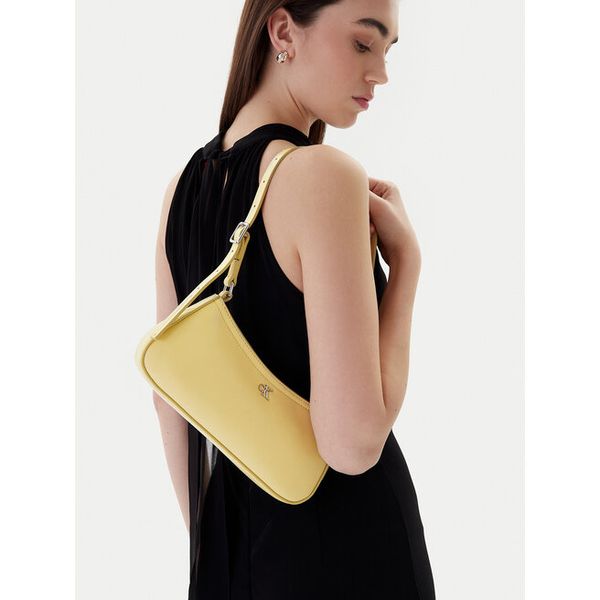 Torebka Calvin Klein. Żółte torebki klasyczne Calvin Klein, bez wzorów, klasyczne, bez dodatków. Za 256.99 zł.