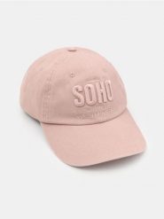 Czapka z daszkiem z haftowanym napisem SOHO - fioletowy. Fioletowe czapki z daszkiem Sinsay, bez wzorów. Za 19.99 zł.