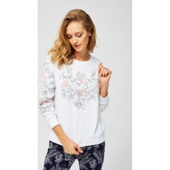 Bluza z motywem kwiatów. Białe bluzy MOODO, l, bez wzorów, bez kaptura, climacool (adidas). Za 39.99 zł.