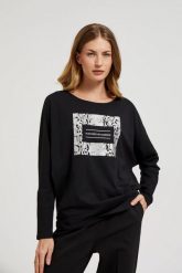 Bluzka z printem w kolorze srebrnym czarna. Czarne bluzki MOODO, m, bez wzorów, z bawełny, bez kołnierzyka, bez ramiączek. W wyprzedaży za 34.99 zł.