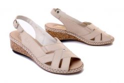 RIEKER 66189-60 beige, sandały damskie. Brązowe sandały Rieker, w ażurowe wzory, ze skóry, bez obcasa, na koturnie, bez zapięcia. Za 299.90 zł.