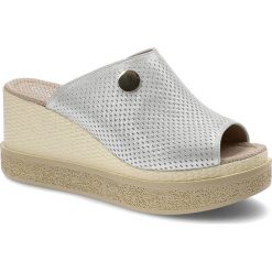 Srebrne Klapki Lanqier Wygodne Buty Na Koturnie. Szare klapki Lanqier, bez wzorów, bez obcasa, na koturnie, bez zapięcia. Za 159.00 zł.