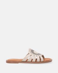 AŻUROWE KLAPKI W KOLORZE BEŻOWYM 71-156L3 BEIGE. Brązowe klapki Venezia, w ażurowe wzory, ze skóry, bez obcasa, bez zapięcia. Za 199.00 zł.