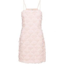 Sukienka ze zdobieniami bonprix jasnoróżowy. Czerwone sukienki bonprix, z aplikacjami, eleganckie, bez kołnierzyka, bez ramiączek. Za 79.99 zł.