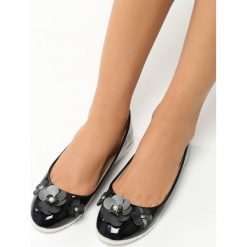 Czarne Balerinki Lerens. Czarne baleriny Born2be, z lakierowanej skóry. Za 39.99 zł.