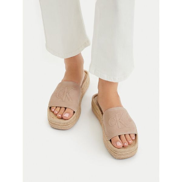 Klapki Calvin Klein. Brązowe klapki Calvin Klein, bez wzorów, bez obcasa, bez zapięcia. Za 258.99 zł.