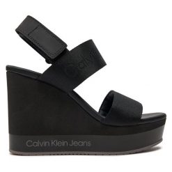 Sandały Calvin Klein Jeans. Czarne sandały Calvin Klein Jeans, bez wzorów, z jeansu, bez obcasa, na koturnie, bez zapięcia. Za 469.99 zł.