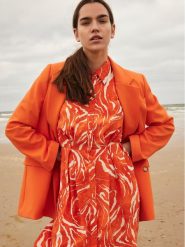 Selected Femme Sukienka koszulowa 16089034 Pomarańczowy Regular Fit. Brązowe sukienki Selected Femme, bez wzorów, z wiskozy, bez kołnierzyka, bez ramiączek, koszulowe. Za 229.99 zł.