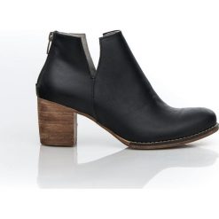 Wycięte botki na słupku - skóra naturalna - model 501 - kolor czarny (40). Czarne botki Zapato, bez wzorów, z jeansu, biznesowe, przed kostkę, bez obcasa, na obcasie, bez zapięcia. W wyprzedaży za 368.10 zł.