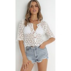 Biały Kardigan Narzutka Rosia. Białe swetry Born2be, w ażurowe wzory, z bawełny, boho, bez ramiączek. W wyprzedaży za 67.99 zł.